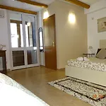 Oda ve Kahvaltı Vinci 4*